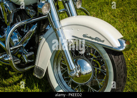 Strahlend weiße Harley-Davidson Heritage Softail Motorrad Stockfoto