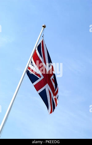 Fahnenmast mit Union Jack Flagge weht im Wind Stockfoto