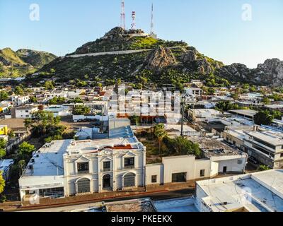 Altes Haus. Casa Antigua. Terrasse con Arboles y Palmeras. Palm. Cerro de la Campana. Urbano, Paisaje paisaje de la Ciudad de Hermosillo, Sonora, Mexiko Stockfoto