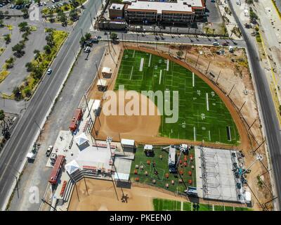 Synthetisches Gras Felder, Softball, Big League Dreams. Campos de Pasto sintetico, softboll, Big League Dreams. Cenital erschossen. Paisaje paisaje Urbano de Stockfoto