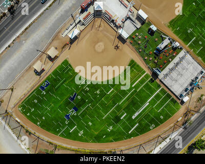 Synthetisches Gras Felder, Softball, Big League Dreams. Campos de Pasto sintetico, softboll, Big League Dreams. Cenital erschossen. Paisaje paisaje Urbano de Stockfoto