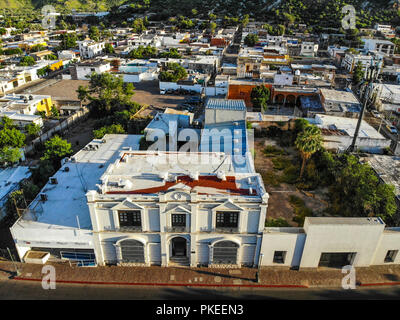 Altes Haus. Casa Antigua. Terrasse con Arboles y Palmeras. Palm. Urbano, Paisaje paisaje de la Ciudad de Hermosillo, Sonora, Mexiko. Städtische Landschaft, Lan Stockfoto