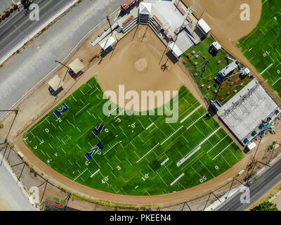 Synthetisches Gras Felder, Softball, Big League Dreams. Campos de Pasto sintetico, softboll, Big League Dreams. Cenital erschossen. Paisaje paisaje Urbano de Stockfoto