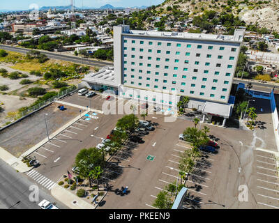 Hampton Inn & Suites by Hilton Hermosillo. Urbano, Paisaje paisaje de la Ciudad de Hermosillo, Sonora, Mexiko. Hotel Hilton en El Vado del Rio. Urban landsca Stockfoto