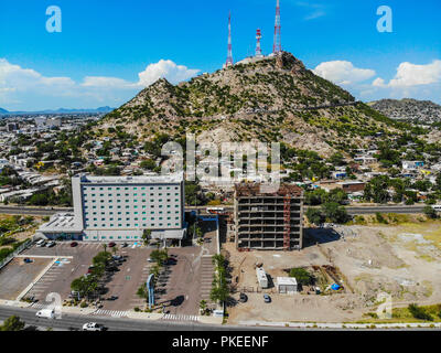 Hampton Inn & Suites by Hilton Hermosillo y Cerro de la Campana. Urbano, Paisaje paisaje de la Ciudad de Hermosillo, Sonora, Mexiko. Städtische Landschaft, landscap Stockfoto