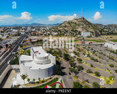 Urbano, Paisaje paisaje de la Ciudad de Hermosillo, Sonora, Mexiko. Museo de Arte de Sonora, MUSAS. . Cerro de la Campana. . Estacionamiento. Städtische la Stockfoto