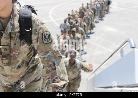 Georgien der Nationalgarde mit dem Marietta basiert 1. Bataillon, 171St Aviation Regiment ihren Flug nach Tbilissi, Republik Georgien am 28. Juli 2018 Dobbins Air Reserve Base. Ga. Die Einheit ist es, den Teilnehmenden in edler Partner 18, eine Übung, die von der US-Army in Europa mit mehr als 14 teilnehmenden Nationen in den nächsten 4 Wochen. Stockfoto