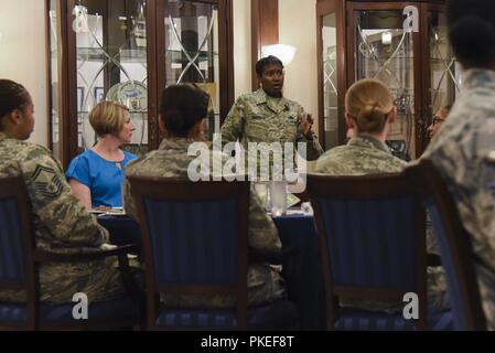 Senior Master Sgt. Cindy Merrills, Luftwaffe Installation und Mission Support Center Materials Management Functional Manager, stellt sich als ein "Let's Connect" Leitung während eines Treffens im Officers Club auf der Air Base Ramstein, Deutschland, 26. Juli 2018. "Let's Connect" ist ein mentorship und Entwicklung Forum auf der Air Base Ramstein. Stockfoto