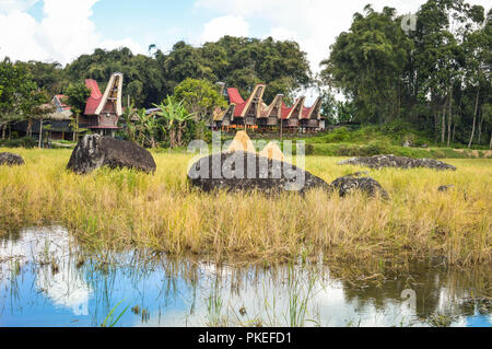 Landschaft mit traditionellen Tongkonan Häuser in Tana Toraja Hochland in der Nähe von Batutumongi Dorf. Südsulawesi, Indonesien Stockfoto