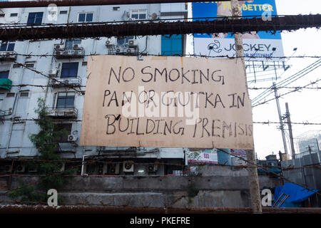 Ein Rauchverbot, paan oder Tabak Zeichen an einem kommerziellen Gebäudekomplex in Hyderabad, Indien. Stockfoto