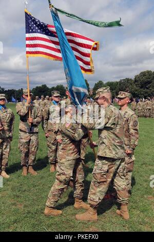 FORT GEORGE G. MEADE, MD-Oberstleutnant Nadine Nally (links), der Kommandant der 781St Military Intelligence (MI) Bataillon (Cyber), akzeptiert das BATAILLON Farben von Oberst Brian Vile, Kommandant der 780th MI Brigade (Cyber), während eine Änderung der Befehl Zeremonie auf der McGlachlin Parade Feld 1. Stockfoto