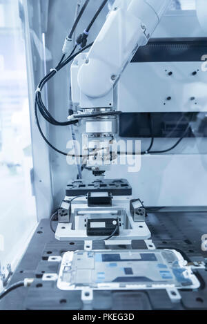 Roboter-Werkzeugmaschinen in industrieller Fertigung Anlage, Industrie 4.0 Konzept der Smart Factory. Stockfoto