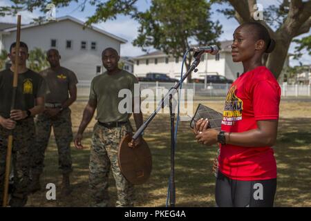 Us Marine Corps Oberstleutnant Marshalee Clarke, der kommandierende Offizier der Zentrale Bataillon (HQBN), Marine Corps Base Hawaii (MCBH), spricht mit den Marines mit HQBN während des HQBN Feld treffen, MCBH, Aug 2, 2018. Das Bataillon bewirtete das Feld treffen Ausfallsicherheit zu fördern, Moral und Zusammenhalt stärken. Stockfoto