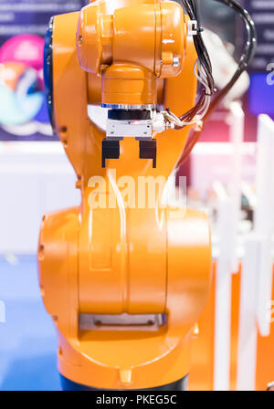 Roboter, Werkzeugmaschinen in der industriellen Fertigung, Smart Factory Industrie 4.0 Konzept. Stockfoto
