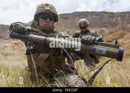 Us Marine Corps Lance Cpl. Krämer Hickman, ein assaultman mit Indien Unternehmen, 3.BATAILLON, 3. Marine Regiment, III Marine Expeditionary Force, bereitet eine M72 Licht Panzerabwehr: Waffe (Gesetz) Raketenwerfer während einer kombinierten Waffen Übung in der Kaneohe Bay Bereich Training Service, Marine Corps Base Hawaii, Aug 3, 2018. Während der Übung, U.S. Marines genutzt Maschinengewehr Unterdrückung und Mörtel Feuer auf simulierten feindlichen Kräfte, während die Infanteristen in Richtung sie angriff. Stockfoto