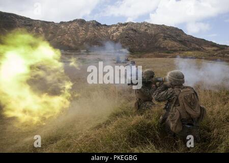 Us Marine Corps Lance Cpl. Shane Craig, ein rifleman mit Lima Company, 3.BATAILLON, 3. Marine Regiment, III Marine Expeditionary Force, Brände eine bei 4 Raketenwerfer bei einer kombinierten Waffen Übung in der Kaneohe Bay Bereich Training Service, Marine Corps Base Hawaii, Aug 3, 2018. Während der Übung, U.S. Marines genutzt Maschinengewehr Unterdrückung und Mörtel Feuer auf simulierten feindlichen Kräfte, während die Infanteristen in Richtung sie angriff. Stockfoto