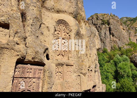 Armenien, Geghard Kloster in der Nähe von Jerewan ist ein mittelalterliches Kloster in der Provinz Jerewan, Armenien, teilweise geschnitzt, aus dem angrenzenden Doppelzi. Stockfoto