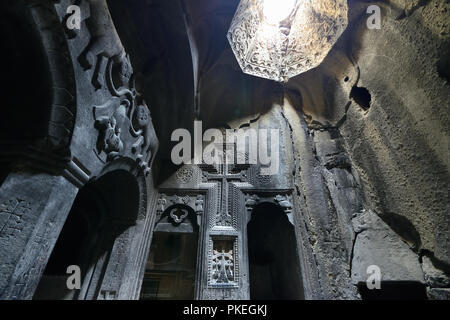 GARNI, Armenien - 24. AUGUST 2018: Geghard Kloster in der Nähe von Jerewan ist ein mittelalterliches Kloster in der Provinz Jerewan, Armenien, teilweise geschnitzt, Stockfoto