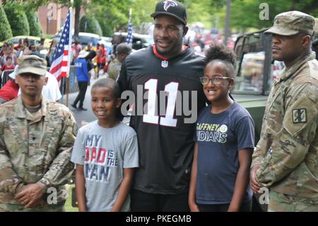 Georgien Army National Guard Soldaten des 201St regionale Unterstützung darstellen mit einer Familie von Ventilatoren, die Atlanta Falcons militärischen Tag August 4, 2018 an der Praxis Falcons Stadion in Durango, Ga. Stockfoto