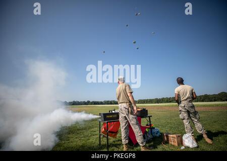 Us-Armee Sgt. 1. Klasse Chip Lindberg, Links, auf der 56. Sitzung der Truppe den Befehl, und Pvt zugeordnet. Meldrick Harper, 1-126 th Aviation Regiment zugeordnet ist, verwenden Sie eine Nebelmaschine, um fallschirmjäger Windrichtung während Leapfest an der Universität von Rhode Island, West Kingston, R.I., Aug 5, 2018 bestimmen. Leapfest ist der größte und am längsten bestehende, internationale statische Linie Fallschirm Training und Wettbewerb veranstaltet vom 56. Truppe den Befehl, Rhode-Island Army National Guard hohen Niveau zu fördern technische und Korpsgeist innerhalb der internationalen Gemeinschaft in der Luft. Stockfoto