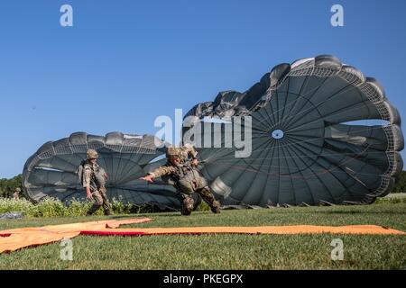 Zwei britische Fallschirmjäger, zu 3 Commando Brigade des Vereinigten Königreichs, Royal Marines zugewiesen, für die an der Universität von Rhode Island, West Kingston, R.I., Aug 5, 2018 X' auf Schloss Drop Zone bei Leapfest. Leapfest ist der größte und am längsten bestehende, internationale statische Linie Fallschirm Training und Wettbewerb veranstaltet vom 56. Truppe den Befehl, Rhode-Island Army National Guard hohen Niveau zu fördern technische und Korpsgeist innerhalb der internationalen Gemeinschaft in der Luft. Stockfoto