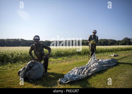 Botswana Fallschirmjäger posieren für ein Foto nach einem Wettbewerb springen während Leapfest an der Universität von Rhode Island, West Kingston, R.I., Aug 5, 2018. Leapfest ist der größte und am längsten bestehende, internationale statische Linie Fallschirm Training und Wettbewerb veranstaltet vom 56. Truppe den Befehl, Rhode-Island Army National Guard hohen Niveau zu fördern technische und Korpsgeist innerhalb der internationalen Gemeinschaft in der Luft. Stockfoto