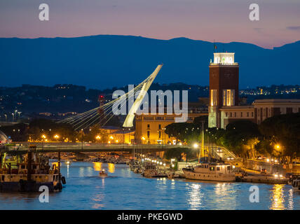 Pescara, Italien - Die Ansicht in der Dämmerung von Ponte del Mare monumentale Brücke in den Kanal und den Hafen von Pescara Stadt, Region Abruzzen. Stockfoto