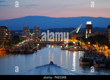 Pescara, Italien - Die Ansicht in der Dämmerung von Ponte del Mare monumentale Brücke in den Kanal und den Hafen von Pescara Stadt, Region Abruzzen. Stockfoto