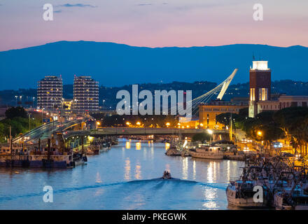 Pescara, Italien - Die Ansicht in der Dämmerung von Ponte del Mare monumentale Brücke in den Kanal und den Hafen von Pescara Stadt, Region Abruzzen. Stockfoto