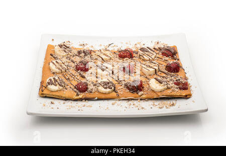 Crepes mit Bananen und Erdbeeren isoliert auf weißem, Clipping Path enthalten Stockfoto