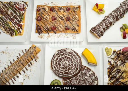 Satz von Crêpes und Pfannkuchen Gerichte auf weißem Hintergrund Stockfoto