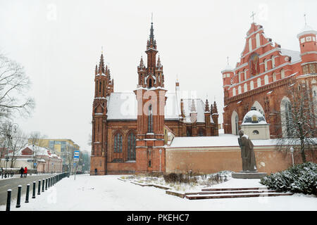 St. Anna Kirche und die benachbarten Bernardine Kirche, eine der schönsten und wahrscheinlich das bekannteste Gebäude in Vilnius. Schönen Winter da Stockfoto