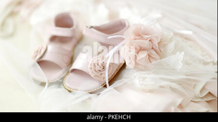 Baby Mädchen Taufe Schuhe und Blume Kopfbügel Stockfoto
