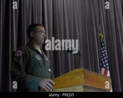 Oberstleutnant Shawn Reynolds Adressen Flieger, Familie und Freunde, nachdem Sie den Befehl der 136 Attack Squadron, 107 Operations, 107 Angriff Wing, New York National Guard, die während eines Befehls Zeremonie am Niagara Falls Luft finden Station, N.Y., Aug 11, 2018. Die Zeremonie sah Reynolds übernehmen Sie das Kommando von Oberstleutnant Michael Galvin. Stockfoto