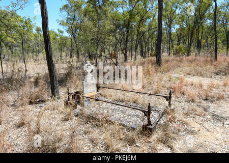 Ein einsames Grab im Bush am Koorboora Pionier Friedhof, in der Nähe von Chillagoe, Nord Queensland, Queensland, Australien Stockfoto