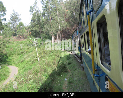 Blick auf ein Fach der Alten Bahnhof noch läuft zwischen Ooty und Coonoor, Tamilnadu, Indien, Asien Stockfoto