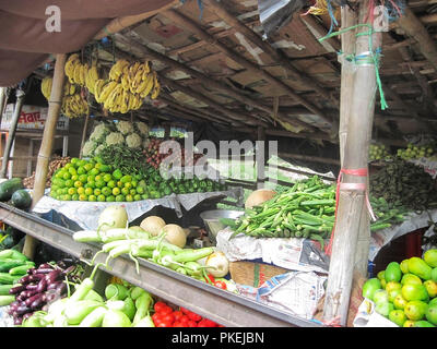 Obst und Gemüse in einer Straße: Shop in Indien verkauft werden Stockfoto