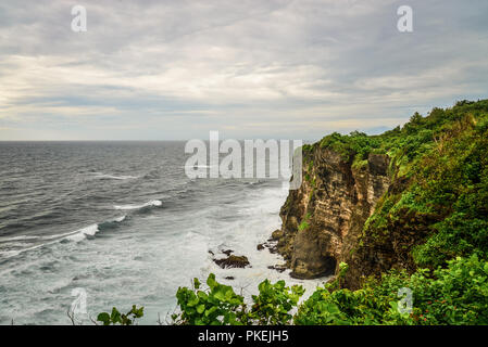 Blick von Pura Luhur Uluwatu Tempel, Bali, Indonesien. Erstaunliche Landschaft - Klippe mit blauem Himmel und Meer Stockfoto