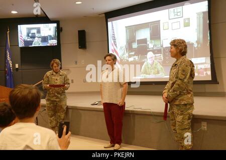Pensionierte Oberst Leah Moore, eine Armee Medical Officer und ehemaligen Joint Stabschef für die Wisconsin National Guard, ist mit einer Medaille dargestellt, was bedeutet, dass sie in der Reihenfolge der militärischen medizinischen Verdienste bei einer überraschung Zeremonie Aug 3 eingesetzt wurde in Witmer Halle an der gemeinsamen Kraft Hauptsitz in Madison, Wis. Wisconsin nationalen Schutz Stockfoto