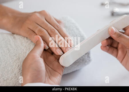 Junge Frau erhält, Maniküre Stockfoto