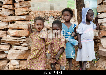 Mali, Afrika - ca. August 2009 - schwarze afrikanische Kinder leben in einer ländlichen Gegend in der Nähe von Bamako ernsthaft Kamera Stockfoto