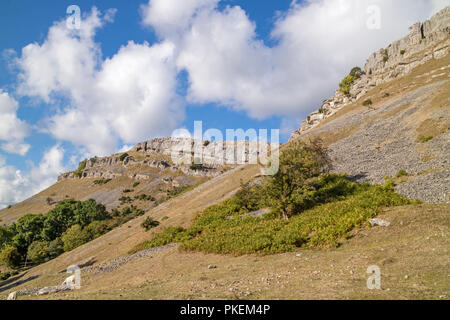 Die Kalkfelsen der Eglwyseg Escarpment über dem Tal von Llangollen, Wales, Großbritannien Stockfoto