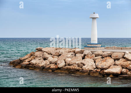 Weißen Leuchtturms stehend auf wellenbrecher am Eingang zum Hafen von Ayia Napa. Zypern, Mittelmeer Stockfoto