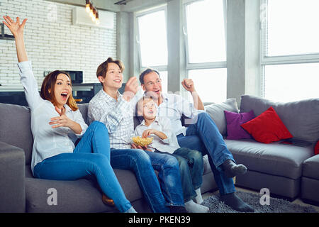 Glückliche Familie Spaß vor dem Fernseher sitzen. Stockfoto