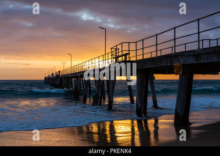 Sonnenuntergang über der Mole in Port Noarlunga South Australia am 12. September 2018 Stockfoto