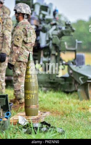 Soldaten zu Charlie Batterie zugewiesen, 1.BATAILLON, im Field Artillery Regiment, 39th Infantry Brigade Combat Team, Arkansas National Guard, führt eine Live Fire Training übung mit dem M777 A2 155 mm Haubitzen abgeschleppt, 28. Juli 2018. Charlie Batterie "Cold Steel", ist aus Booneville, Arkansas gehabt. Dies ist das erste Mal das Arkansas Nationalgarde die M777A2 aufgefangen hat. Stockfoto