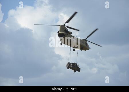 Ein US-CH-47F Chinook Helicopter Bravo Company, 1st Battalion, 214Th Aviation Regiment, 12 Combat Aviation Brigade zugeordnet führt Schlinge last Verfahren auf der 7th Army Training Befehl Grafenwöhr Training Area, Deutschland, 26. Juli 2018. Stockfoto