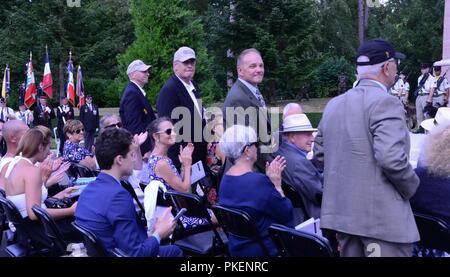 Ehemalige Kommandeure der 42th Infantry Division der New York Army National Guard, stehen an einer Zeremonie zu Ehren des 100-jährigen Jubiläum der Abteilung particiaption in der Oisne erkannt zu werden - aisen Kampagne gehalten an des Werkzeugsan der Picardie - Aisne Amerikanischen Friedhof in Seringes et Nesles Frankreich am 28. Juli 2018. 25 Soldaten der 42th Infantry Division wurden in Frankreich ab Juli 24-29 an den Veranstaltungen zum Gedenken an die Rolle der Abteilung - zu nehmen - und die Rolle der US-Armee - im Ersten Weltkrieg (U.S. Army National Guard Stockfoto