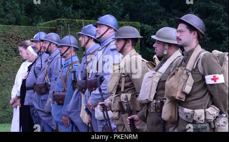 Weltkrieg reenactors beteiligen sich in einer Zeremonie zum Gedenken an den 100. Jahrestag der 42nd Divison, jetzt ein Element der New York Army National Guard, der in der Kampagne Oise-Asine in Oise-Aisne Amerikanischen Friedhof in Seringes et Le Portel, Frankreich Am 28. Juli 2018. 25 Soldaten der 42th Infantry Division wurden in Frankreich ab Juli 24-29 an den Veranstaltungen zum Gedenken an die Rolle der Abteilung - zu nehmen - und die Rolle der US-Armee - im Ersten Weltkrieg (U.S. Army National Guard Stockfoto