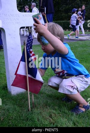 Eine französische Junge markiert das Grab eines Amerikanischen in Oise-Aisne Amerikanischen Friedhof in Seringes et Le Portel, Frankreich Am 29. Juli 2018 begraben. Er war die Teilnahme an einer Zeremonie die Teilnahme der 42th Division, die in der Kampagne vor 100 Jahren Kennzeichnung. Die Abteilung ist jetzt ein Element der New Yorker Nationalgarde. 25 Soldaten der 42th Infantry Division wurden in Frankreich ab Juli 24-29 an den Veranstaltungen zum Gedenken an die Rolle der Abteilung - zu nehmen - und die Rolle der US-Armee - im Ersten Weltkrieg (U.S. Army National Guard Stockfoto